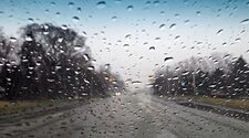 Физики объяснили завораживающие движения капель дождя на лобовом стекле автомобиля